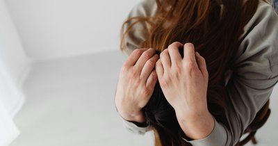 Jak skutecznie radzić sobie z negatywnymi myślami na co dzień
