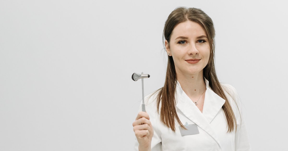 Młotek neurologiczny w podstawowym badaniu neurologicznym – do czego służy i jakie są jego rodzaje?